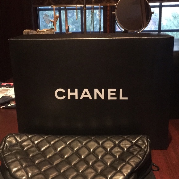 CHANEL LEATHER QUILTED CLUTCH - Picture 5 of 5